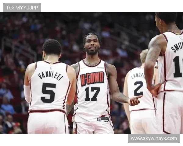 霍勒迪季后赛关键时刻表现：助攻致命，防守稳固！